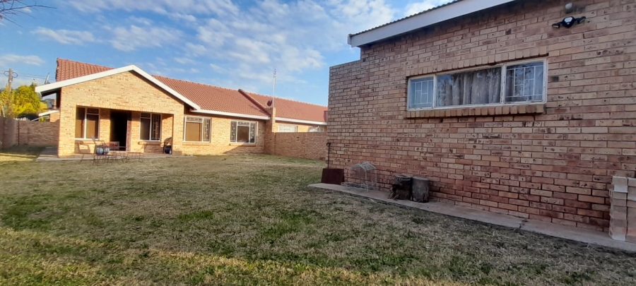 To Let 2 Bedroom Property for Rent in Flamwood North West